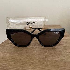 Quay sunglasses super trendy! .. like new